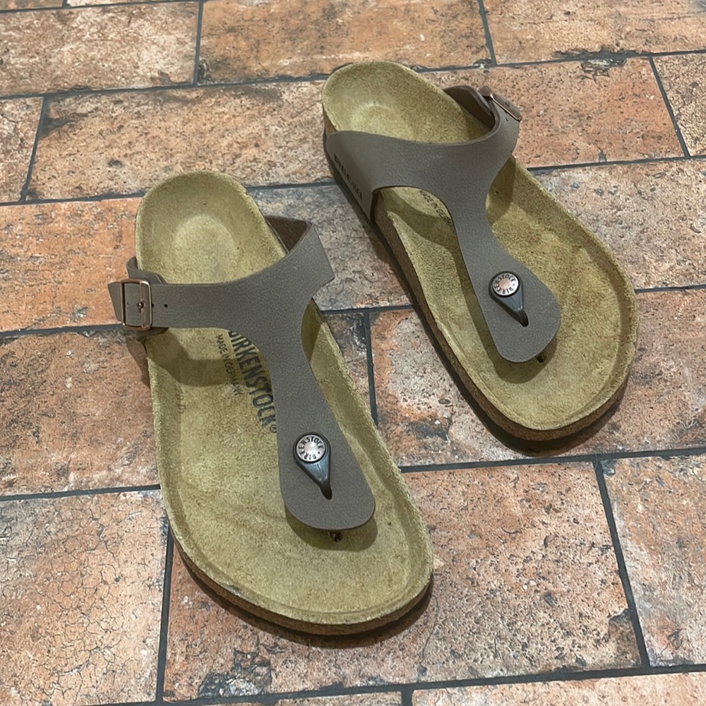 Women’s Birkenstock gizeh sandal size 39 new
